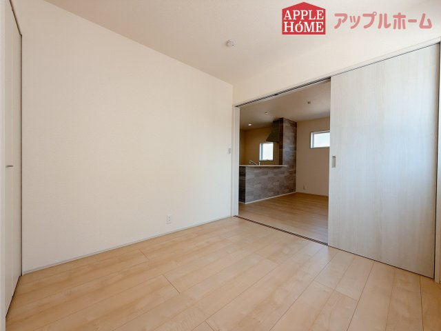 [新築住宅] 深谷市上野台 第24 全3棟の洋室|クローゼット付きの洋室は、収納スペースが豊富で部屋全体がすっきりと片付きやすいのが特徴です。衣類や荷物を整理しやすく、生活感を抑えた洗練された空間を保てます。
