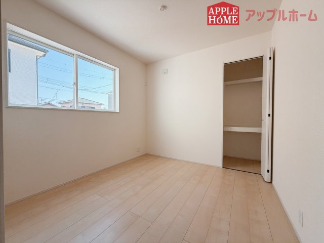 [新築住宅] 深谷市上野台 第24 全3棟の洋室|クローゼット付きの洋室は、収納スペースが豊富で部屋全体がすっきりと片付きやすいのが特徴です。衣類や荷物を整理しやすく、生活感を抑えた洗練された空間を保てます。