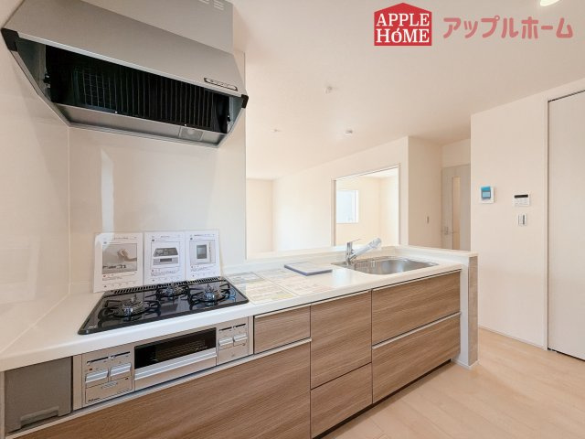 [新築住宅] 深谷市上野台 第24 全3棟のキッチン|キッチンから部屋中が見守れるので、小さなお子様がいるご家庭でも安心です。シンプル×ナチュラルな温かい空間は、どんなスタイルの家具も合わせやすいお部屋です。