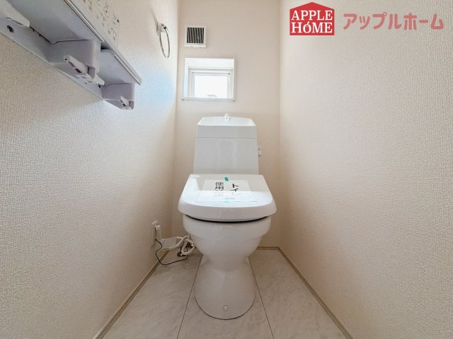 [新築住宅] 深谷市上野台 第24 全3棟のトイレ|白を基調とした清潔感のある明るい空間。温水洗浄便座付きで、毎日快適・清潔に使用できます。操作しやすい壁面リモコンを採用しています。