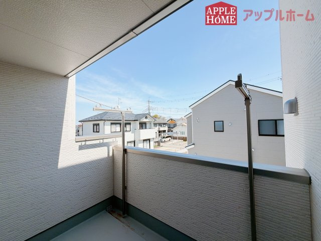 [新築住宅] 深谷市上野台 第24 全3棟のバルコニー|家族分の洗濯物もしっかり干せます。日当たりも良く、毎日のお洗濯が楽しくなりそう♪お布団は手軽に干せていつもポカポカに☆