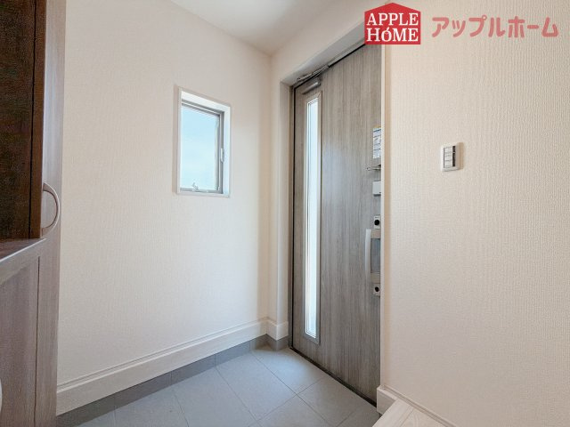 [新築住宅] 深谷市上野台 第24 全3棟の玄関|明るくて清潔感溢れる玄関。便利な下駄箱収納付きです♪散らかりがちな玄関もすっきりと片付きます。