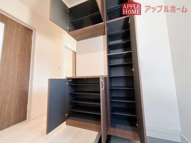 [新築住宅] 深谷市上野台 第24 全3棟の玄関|上下棚にたっぷり靴を収納できます。「ただいま」と玄関を開けた瞬間から、奥に広がる空間を明るい室内を感じられますね♪