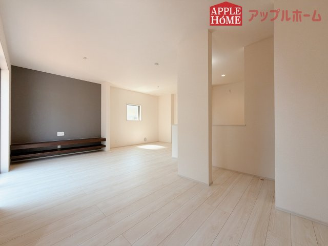 [新築住宅] 深谷市上野台 第24 全3棟の居間・リビング|窓から差し込む光で家族を温かく包み込みます。明るいリビングで子育てする喜びを☆いつでも見学可能です！