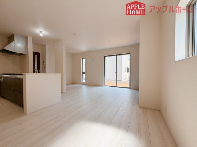 [新築住宅] 深谷市上野台 第24 全3棟の居間・リビング|広々リビング×対面キッチンで家族の会話も弾みます♪家族団らんの秘訣は間取りにあり☆夢のマイホームを一緒に叶えましょう！