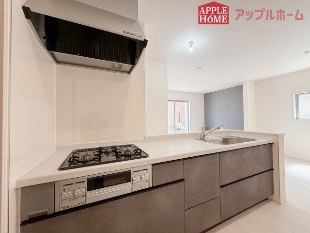 [新築住宅] 深谷市上野台 第24 全3棟のキッチン|キッチンから部屋中が見守れるので、小さなお子様がいるご家庭でも安心です。シンプル×ナチュラルな温かい空間は、どんなスタイルの家具も合わせやすいお部屋です。