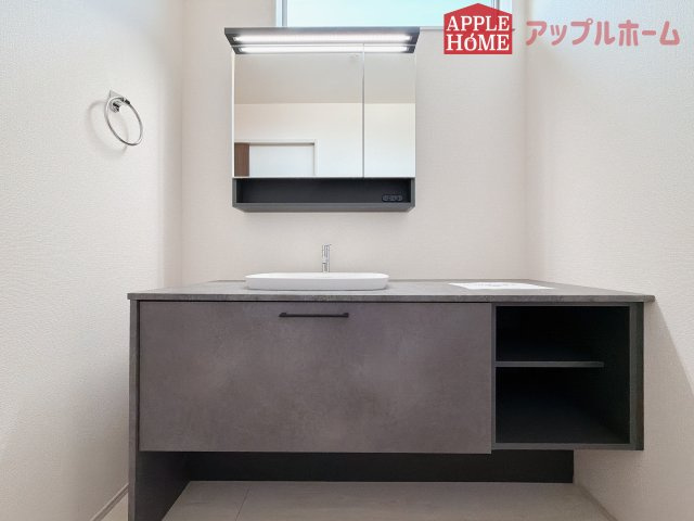 [新築住宅] 深谷市上野台 第24 全3棟の独立洗面台|暮らしを快適にする洗面化粧台。収納力と機能性に優れた使いやすい設備で、忙しい朝の身支度もスムーズに♪