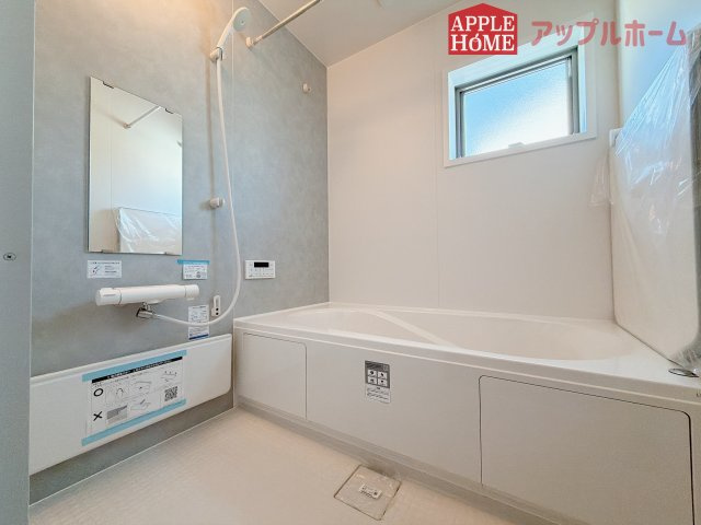 [新築住宅] 深谷市上野台 第24 全3棟の浴室|窓付きのバスルームは、採光もあり明るく気持ちの良い空間です。窓があることで、換気環境も良好。掃除もスムーズに出来ます