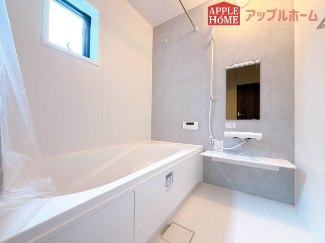 [新築住宅] 深谷市田所町 第3 全2棟の浴室|窓付きのバスルームは、採光もあり明るく気持ちの良い空間です。窓があることで、換気環境も良好。掃除もスムーズに出来ます