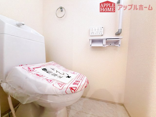 [新築住宅] 深谷市田所町 第3 全2棟のトイレ|白を基調とした清潔感のある明るい空間。温水洗浄便座付きで、毎日快適・清潔に使用できます。操作しやすい壁面リモコンを採用しています。