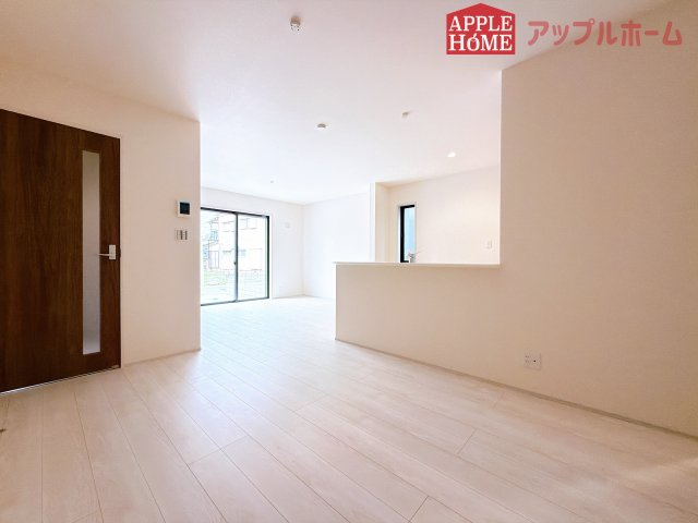 [新築住宅] 深谷市田所町 第3 全2棟の居間・リビング|窓から差し込む光で家族を温かく包み込みます。明るいリビングで子育てする喜びを☆いつでも見学可能です！