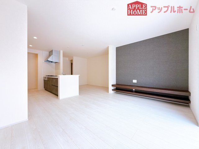 [新築住宅] 深谷市田所町 第3 全2棟の居間・リビング|広々リビング×対面キッチンで家族の会話も弾みます♪家族団らんの秘訣は間取りにあり☆夢のマイホームを一緒に叶えましょう！