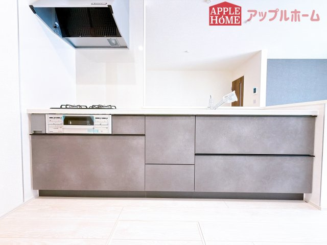 [新築住宅] 深谷市田所町 第3 全2棟のキッチン|キッチンから部屋中が見守れるので、小さなお子様がいるご家庭でも安心です。シンプル×ナチュラルな温かい空間は、どんなスタイルの家具も合わせやすいお部屋です。