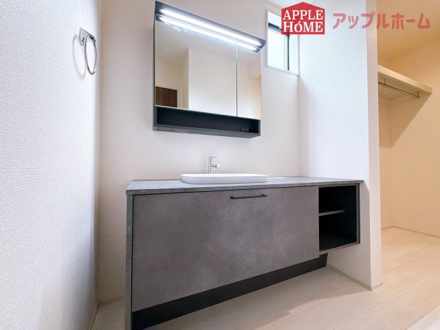 [新築住宅] 深谷市田所町 第3 全2棟の独立洗面台|ゆとりの洗面スペースで朝の身支度も快適スムーズに。髪のセットやお化粧もストレスなくこなせ、朝から気分良く通勤通学に向かえそうですね！鏡の裏にはたっぷりと収納スペースを標準装備