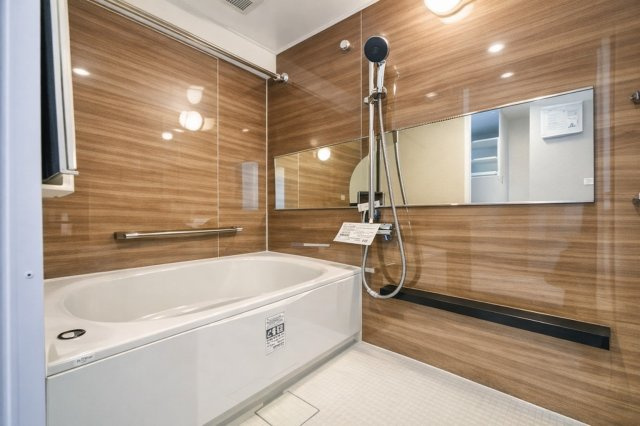 ライオンズマンション小岩第5の浴室|家族みんなの疲れをやさしく包み込む、広々とした癒しのバスルーム。ゆったりとくつろげる空間で、日々のストレスもすっと解きほぐされる、心身ともにリラックスできるひとときをお届けします。