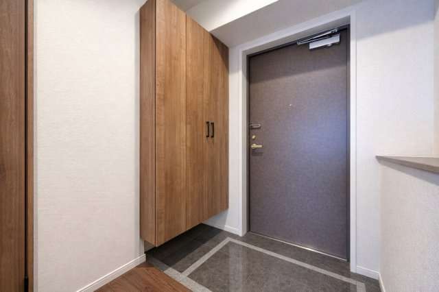 ライオンズマンション小岩第5の玄関|落ち着いたデザインと広々とした空間が調和する玄関は、住まう人を温かく迎え入れます。毎日の出発と帰宅を心地よく包み込み、日常に上質なひとときをもたらしてくれる場所です。