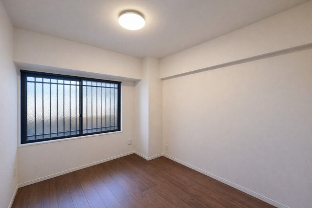 ライオンズマンション小岩第5の洋室|陽射しがやわらかく差し込む洋室は、日々の疲れを癒す静けさに包まれたプライベート空間。お気に入りの家具をどこに置こうか、思い描くだけで自然と笑顔がこぼれます。─そんな温もりと可能性に満ちた一部屋です。