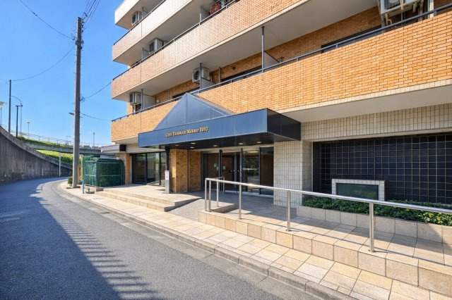 ライオンズマンション小岩第5のエントランス|上質感漂うエントランスが、家族の帰宅をやさしく迎え、日常をちょっと特別に彩ります。