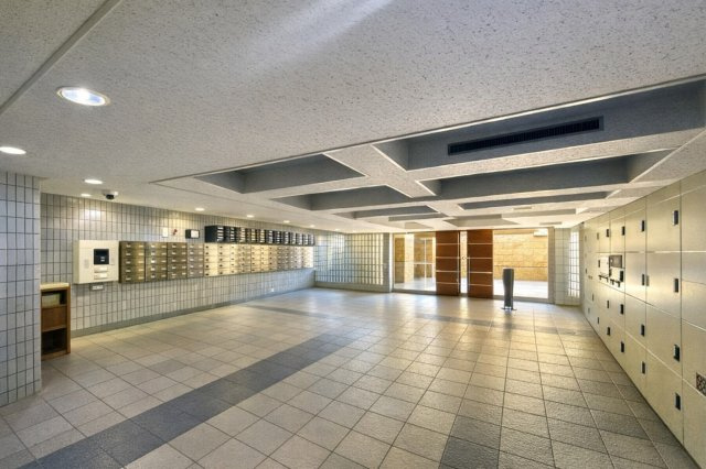 ライオンズマンション小岩第5のエントランス|広々とした明るいロビーは、陽光が差し込む心地よい空間を演出し、訪れる人の心をやさしく和ませます。待ち合わせやくつろぎの時間にもふさわしい、上質で優雅なエントランスです。）