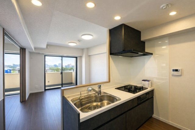 ライオンズマンション小岩第5のキッチン|家族の笑顔が広がり、自然と会話が弾むゆとりある安心設計の広々キッチン。使い勝手の良さと開放感が調和し、毎日の料理時間をもっと楽しく、心豊かに彩ります。