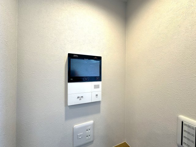 ライオンズマンション小岩第5の防犯設備|リビングから来訪者の姿をしっかり確認できるモニター付きインターホンは、防犯性はもちろん、急な来客にも安心して対応できる心強い設備。ご家族の安全と安心な暮らしをそっと支えてくれます。