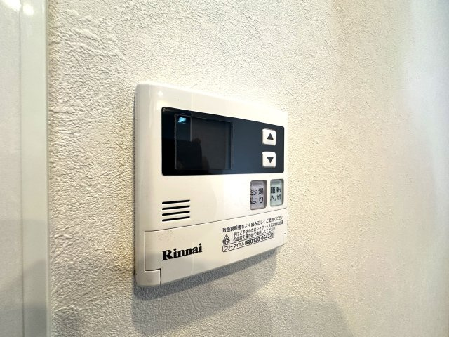 ライオンズマンション小岩第5の発電・温水設備|ワンタッチ操作でお湯張りや追い焚きができるオートバスは、忙しい日々の中でも快適なバスタイムをサポート。湯温の調整や保温も自動で行えるため、いつでもちょうどいい温かさのお風呂が待っています。