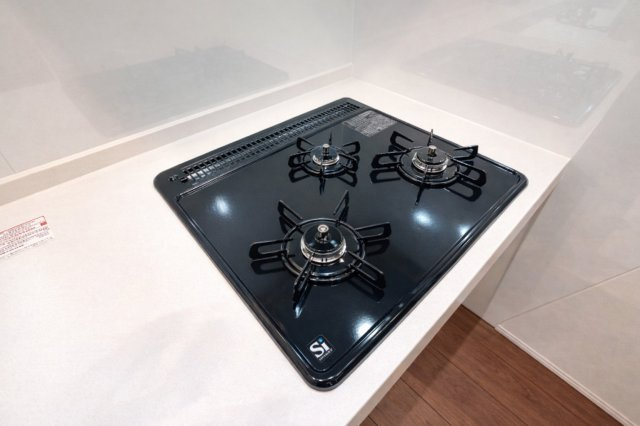 ライオンズマンション小岩第5のキッチン|3口ガスコンロで、同時調理もスムーズに進み、時間を有効に使えるのがうれしいポイント。炒め物、煮込み、汁物など、複数の料理を一度に作れるので、忙しい朝や夕食の準備も効率よく進みます。