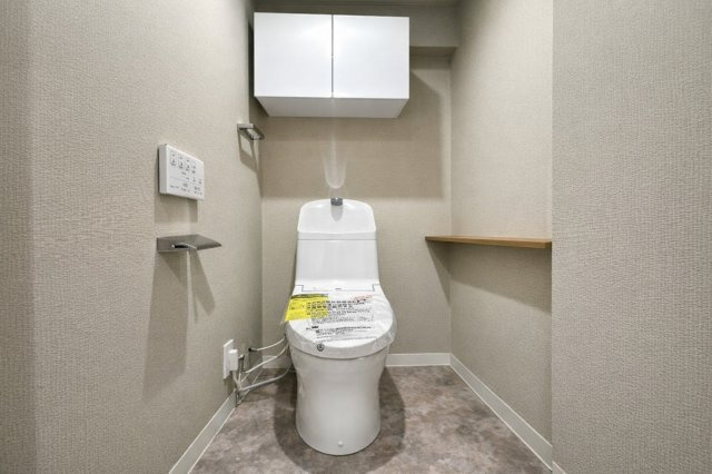 ライオンズマンション小岩第5のトイレ|最新設備を備えたトイレは、快適性とスタイリッシュさを兼ね備えた空間。清潔感のある美しい内装とすっきりとしたデザインが、暮らしに心地よさをプラス。清潔・快適・美しさが調和した、上質なトイレ空間です。