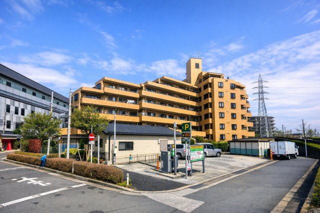 ライオンズマンション小岩第5の外観|洗練されたフォルムと落ち着いた色調が、街並みにやさしく溶け込む佇まい。帰るたびに、心がふっと和らぐ外観です。