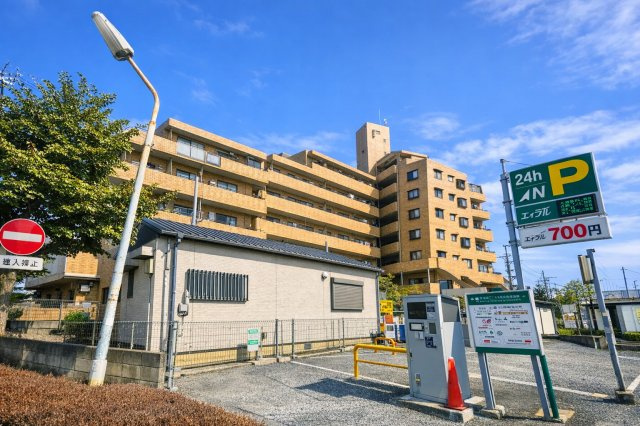 ライオンズマンション小岩第5の外観|周囲の景観と調和する、落ち着きある洗練デザイン。日常の風景にさりげない美しさを添える、ちょうどよい存在感です。