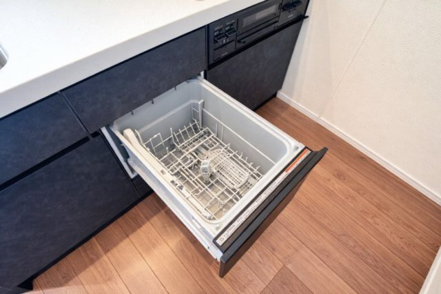 ライオンズマンション小岩第5のキッチン|面倒な後片付けは食洗機におまかせ。空いた時間には、ソファでテレビを観ながらゆったりひと息。家事の負担を減らして、毎日に小さな余裕と心地よさをもたらします。