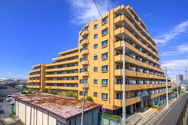 ライオンズマンション小岩第5の外観|控えめながらも洗練されたフォルムが、街並みに自然と溶け込みます。ほどよい高さと落ち着きのある佇まいが、住まう人に安心感と静かな誇りをもたらします。