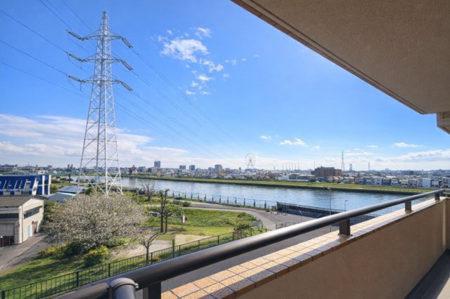 ライオンズマンション小岩第5の展望|外の景色が、ただの風景ではなく“暮らしの一部”になる住まい。窓の向こうに広がるスカイツリーや街並みが、毎日に彩りと深呼吸をくれる、そんな豊かさがここにはあります。