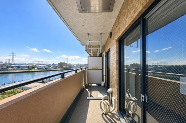 ライオンズマンション小岩第5のバルコニー|やわらかな風がそっと頬をなで、空の広がりが日常を包み込むバルコニー。朝の光に目を細めたり、夕暮れの空にひと息ついたり──心がほどけるひとときが、ここにはあります。