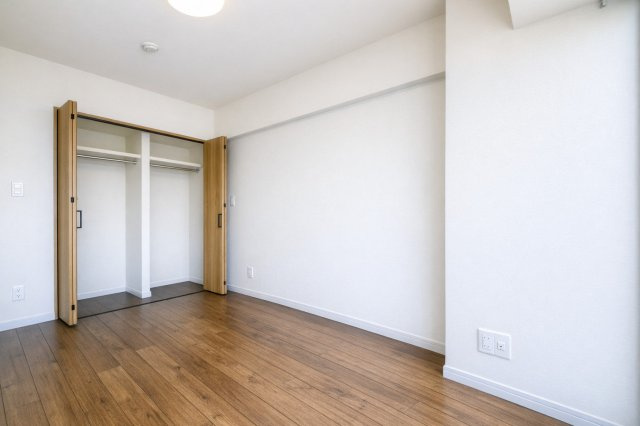 ライオンズマンション小岩第5の洋室|陽射しがやわらかく差し込む洋室は、日々の疲れを癒す静けさに包まれたプライベート空間。お気に入りの家具をどこに置こうか、思い描くだけで自然と笑顔がこぼれます。─そんな温もりと可能性に満ちた一部屋です。