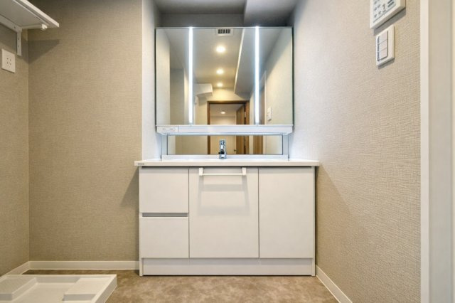 ライオンズマンション小岩第5の独立洗面台|明るい洗面スペースは、使いやすさを徹底的に追求した設計です。忙しい朝も快適に自然と笑顔がこぼれる心地よいひとときを叶えます。毎日の身支度がスムーズに整う、家族みんなに優しい空間です。
