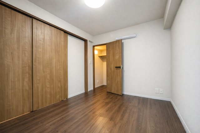 ライオンズマンション小岩第5の洋室|クローゼットを備えた機能的な洋室。収納力に優れ、すっきりと整った空間を保ちやすく、住まい全体の心地よさを高めてくれます。