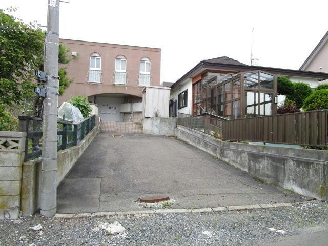 コーポ鶴ヶ岱の駐車場