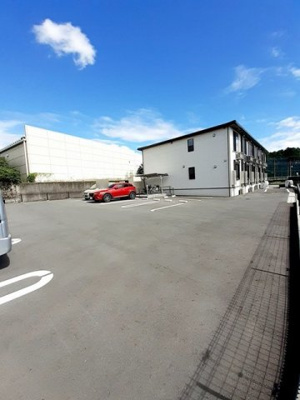 【駐車場】 | アーバングレイスⅥ | 駐車場があるので、車を買う予定の方も安心です