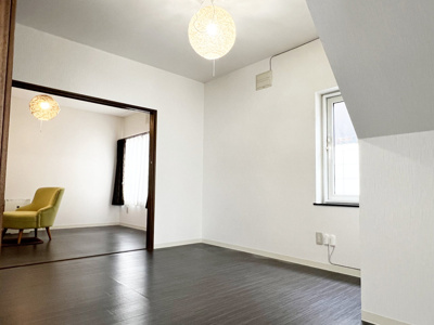 【洋室】 | 手稲区前田4-12 一戸建 | １階の洋室・階段下の物入やクローゼットあり♪