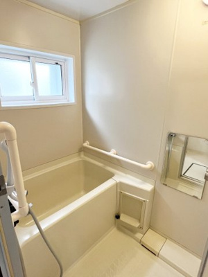 【浴室】 | 手稲区前田4-12 一戸建 | 窓付きの明るいバスルーム♪