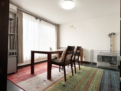 【居間・リビング】 | 手稲区前田4-12 一戸建 | 窓が大きく明るいリビング♪内装リフォーム歴ありきれいな室内♪