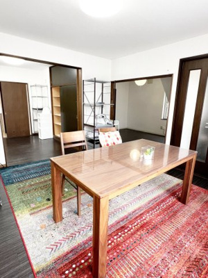 【居間・リビング】 | 手稲区前田4-12 一戸建 | 窓が大きく明るいリビング♪内装リフォーム歴ありきれいな室内♪