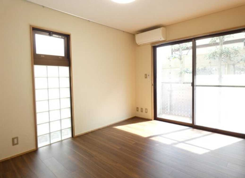 PLATEAU　南東角部屋　ネット無料　ファミリー向けの居間・リビング