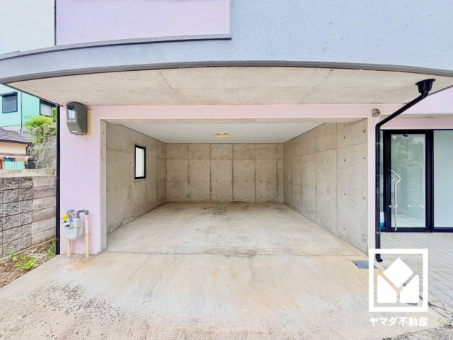 西宮市甲陽園本庄町の駐車場|インナーガレージを並列2台分設置。重い荷物や雨の日の移動もスムーズで、快適なカーライフを実現。来客時にも便利です。