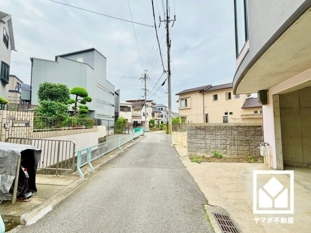 西宮市甲陽園本庄町の前面道路含む現地写真|阪急甲陽線「甲陽園」駅まで徒歩7分の立地。毎日の通勤・通学だけでなく、休日のお出かけまで利便性に優れています。