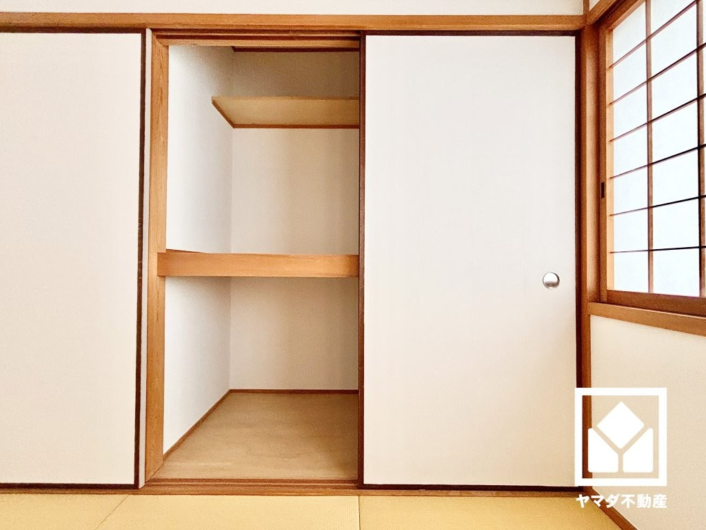 西宮市甲陽園本庄町の収納|大きな押入れなので整理整頓しやすいです。お客様用の座布団や寝具、季節の衣類などもすっきり片付きます。