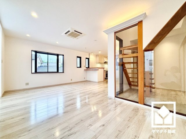 西宮市甲陽園本庄町の居間・リビング|プライバシー・採光に配慮された広々18帖の2階リビングが魅力。家族全員がリラックスできる、ゆったりとした快適リビングで温かい団らんの時間を。