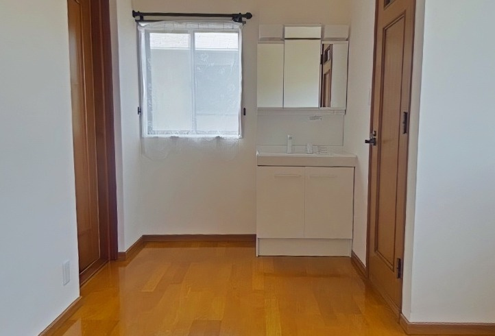 吹田市高野台2丁目貸家の設備|2階洗面化粧台およびトイレになります。