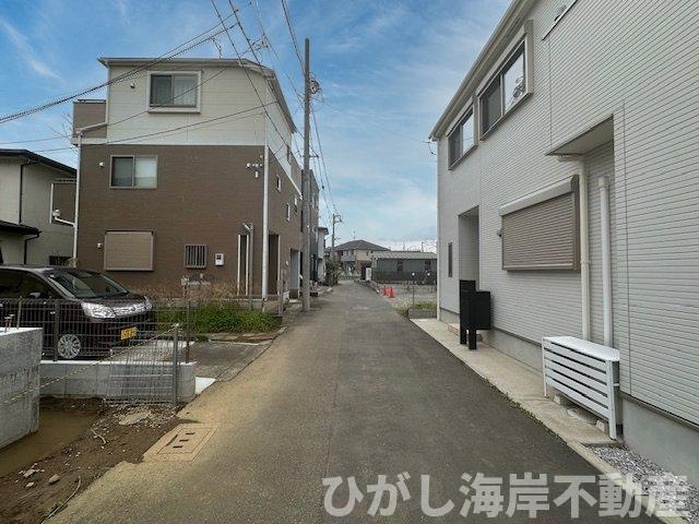 茅ケ崎市中島　新築戸建の前面道路含む現地写真|4月6日撮影　建築中　現地外観